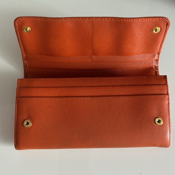 Prada - Picture 3 of 9